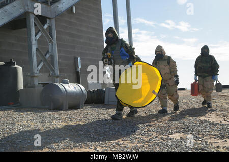 United States Soldaten, für die 48 chemischen Brigade zugeordnet, bereiten Sie sie vor, ein Gebäude für die simulierte potenziell schädlichen Agenten während des 48. Chemische Feuerwehr chemische Response Team (CRT) Validierung Übung in Fort Bliss, Texas, 13.02.2018 zu untersuchen. Die Validierung übung Maßnahmen CRTs Fähigkeit, ihre Aufgaben effektiv durch realistische Ausbildung ausführen. Stockfoto