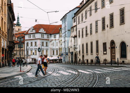 Prag, Tschechische Republik - 19 August, 2017: Street Scene im historischen Stadtzentrum von Prag mit gepflasterten Straße überqueren Stockfoto