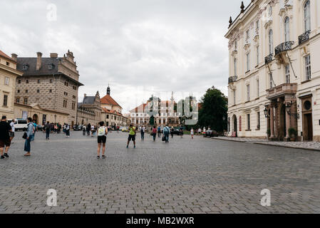 Prag, Tschechische Republik - 19 August 2017: Touristen in Hradcany Square ein bewölkter Tag. Es ist in der Nähe der Prager Burg und der Erzdiözese Gebäude Stockfoto