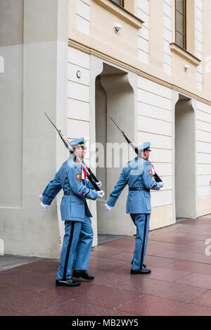 Prag, Tschechische Republik - 19 August 2017: Drei Soldaten marschieren, während die Wachablösung in der Burg von Prag Stockfoto
