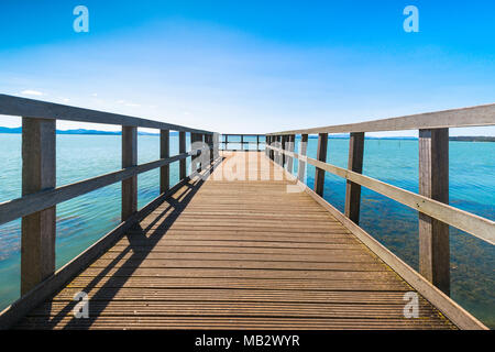 Hölzerne Seebrücke oder Jetty, Passignano sul Trasimeno See Trasimeno, Umbrien Italien Europa. Stockfoto