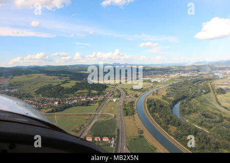 Ein luftbild von einem kleinen Flugzeug, Trenčín, Slowakei Stockfoto