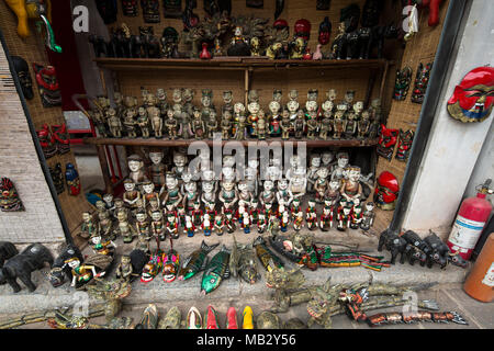 Ein Souvenirshop mit traditionellen Puppen Puppen in Hanoi - Vietnam - Asien Stockfoto