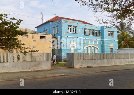 Ein Mann betritt eine hoch dekorierte Hellblau portugiesischen Stil Haus in Sao Tome, auf der Insel Sao Tomé et Principe in Westafrika, Stockfoto