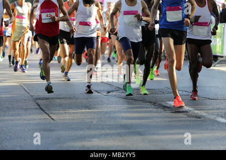 Marathon Rennen. Beine und Körper nur. Nicht erkennbare Personen. Der Marathon ist ein Langstreckenlauf Rennen mit einem Abstand von 42,195 k Stockfoto