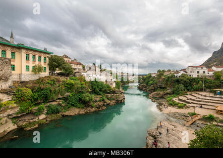 Das Weltkulturerbe Alte Brücke von Mostar Stadt mit smaragdgrünen Fluss Neretva im südlichen Teil von Bosnien-herzegowina in Osteuropa, wo West Treffen Stockfoto