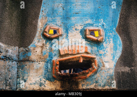 Wien, Österreich - 01. Oktober 2017: Die lustige Detail der Fassade des Hundertwasser haus mit bunten Wänden. Wasser ablassen als Gesicht verschleiert. Wien Stockfoto