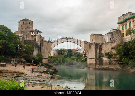 Das Weltkulturerbe Alte Brücke von Mostar Stadt mit smaragdgrünen Fluss Neretva im südlichen Teil von Bosnien-herzegowina in Osteuropa, wo West Treffen Stockfoto