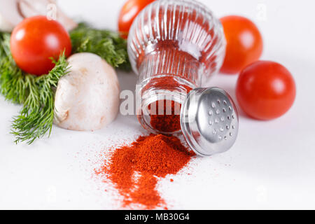 Auswahl von Gewürzen, Kräutern und Gemüse, Zutaten zum Kochen von würzigen italienischen und orientalischen Gerichten. Essen kochen Hintergrund mit Tomaten, Pilze, Dill, und Gewürzen auf weißer Tisch. Stockfoto