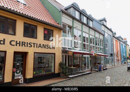 Flensburg, Deutschland - Februar 9, 2017: Straße mit Restaurants im Zentrum der Altstadt von Flensburg Stadt Engen, gewöhnliche Menschen zu Fuß Stockfoto