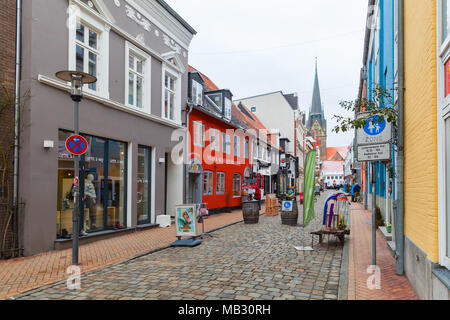 Flensburg, Deutschland - Februar 9, 2017: Fußgängerzone mit Restaurants im Zentrum der Stadt Flensburg, gewöhnliche Menschen zu Fuß Stockfoto