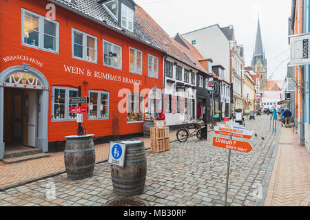 Flensburg, Deutschland - Februar 9, 2017: Fußgängerzone im Zentrum der Stadt Flensburg, gewöhnliche Menschen zu Fuß Stockfoto