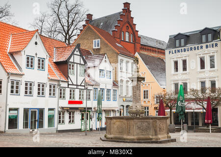 Flensburg, Deutschland - 10. Februar 2017: Nordermarkt, Marktplatz mit Neptunbrunnen im Frühjahr Tag Stockfoto