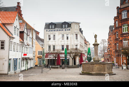 Flensburg, Deutschland - 10. Februar 2017: Nordermarkt in Flensburg, Platz der Stadt ol Stadt mit Neptunbrunnen Stockfoto