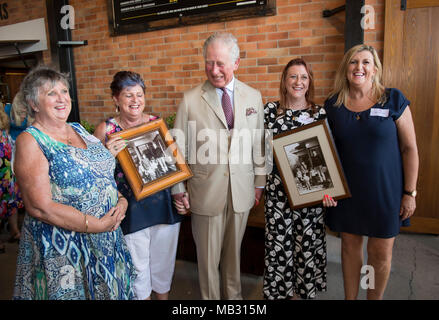 Der Prinz von Wales tagt vier Schwestern, die er mit an Bord, als er 17 war, in Geelong, Victoria, wo er zur Schule ging, (nach rechts) Penny Jenner, Jane Tozer, Amanda Boxhall und Lisa Lawlor während einer Tour durch die Bundaberg Rum Distillery Links. Stockfoto
