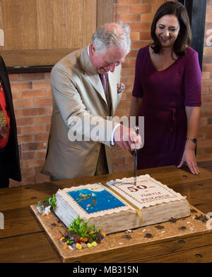 Der Prinz von Wales schneidet einen Kuchen zu 50 Jahre Schildkröte Forschung während einer Tour durch die Bundaberg Rum Distillery markieren. Stockfoto