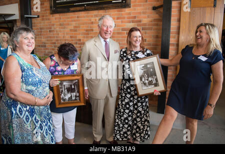 Der Prinz von Wales tagt vier Schwestern, die er mit an Bord, als er 17 war, in Geelong, Victoria, wo er zur Schule ging, (nach rechts) Penny Jenner, Jane Tozer, Amanda Boxhall und Lisa Lawlor während einer Tour durch die Bundaberg Rum Distillery Links. Stockfoto