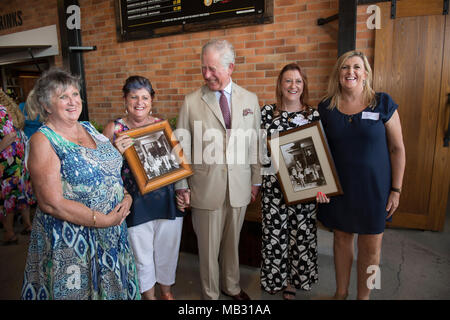 Der Prinz von Wales tagt vier Schwestern, die er mit an Bord, als er 17 war, in Geelong, Victoria, wo er zur Schule ging, (nach rechts) Penny Jenner, Jane Tozer, Amanda Boxhall und Lisa Lawlor während einer Tour durch die Bundaberg Rum Distillery Links. Stockfoto