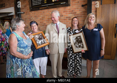 Der Prinz von Wales tagt vier Schwestern, die er mit an Bord, als er 17 war, in Geelong, Victoria, wo er zur Schule ging, (nach rechts) Penny Jenner, Jane Tozer, Amanda Boxhall und Lisa Lawlor während einer Tour durch die Bundaberg Rum Distillery Links. Stockfoto
