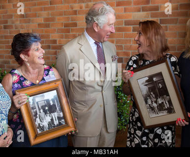 Der Prinz von Wales trifft er an Bord mit, als er 17 war, in Geelong, Victoria, wo er zur Schule ging, (nach rechts) Jane Tozer und Amanda Boxhall während einer Tour durch die Bundaberg Rum Distillery Links. Stockfoto