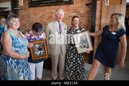 Der Prinz von Wales tagt vier Schwestern, die er mit an Bord, als er 17 war, in Geelong, Victoria, wo er zur Schule ging, (nach rechts) Penny Jenner, Jane Tozer, Amanda Boxhall und Lisa Lawlor während einer Tour durch die Bundaberg Rum Distillery Links. Stockfoto
