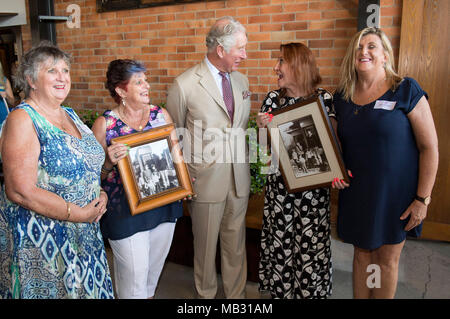 Der Prinz von Wales tagt vier Schwestern, die er mit an Bord, als er 17 war, in Geelong, Victoria, wo er zur Schule ging, (nach rechts) Penny Jenner, Jane Tozer, Amanda Boxhall und Lisa Lawlor während einer Tour durch die Bundaberg Rum Distillery Links. Stockfoto