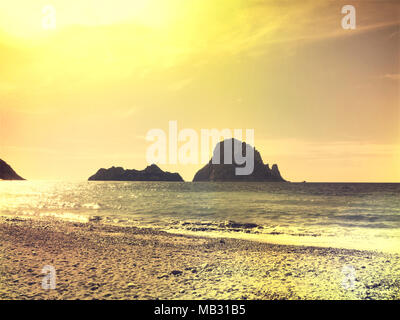 Es Vedra in den Sonnenuntergang, idyllischen Sonnenuntergang Szene auf der Cala d'Hort, der Insel Ibiza. Stockfoto