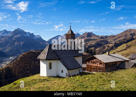 Walser Siedlung Bürstegg mit der aufgeführten katholischen Kirche, Lech am Arlberg, Vorarlberg, Österreich Stockfoto