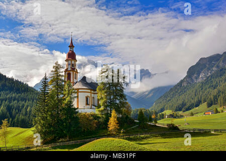 Pfarrkirche St. Nikolaus, in der Rückseite Obernberg Tribulaun, Obernberg am Brenner, Tirol, Österreich Stockfoto