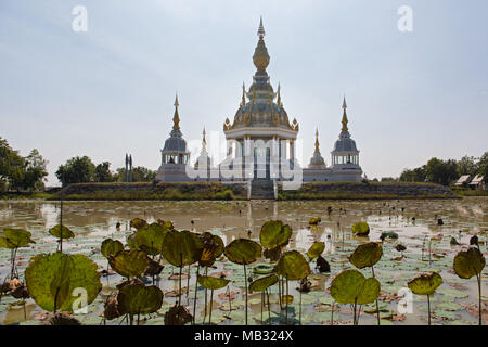 Teich mit Lotus (Nelumbo) vor Maha Rattana Chedi des Wat Thung Setthi, Khon Kaen, Isan, Thailand Stockfoto