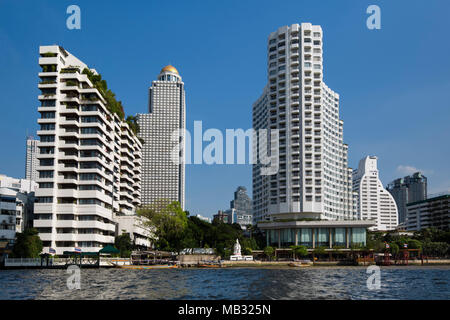 Blick vom Mae Nam Chao Phraya zu Shangri La Hotel Lebua At State Tower, Bangkok, Thailand Stockfoto