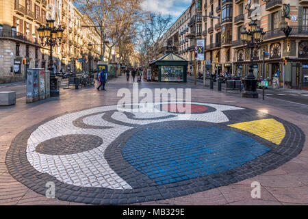 Die Joan Miro's Pla de l'Os Mosaik an der Rambla Fußgängerzone, Barcelona, Katalonien, Spanien Stockfoto