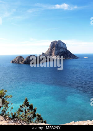 Es Vedra und Es Verdranell auf der Insel Ibiza. Berühmte Felsformation mit türkisblauem Meer und blauer Himmel. Stockfoto