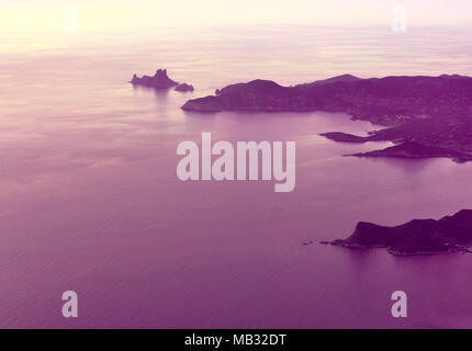 Es Verdra und Es Vedranell in den Sonnenuntergang. Berühmte Felsbrocken auf der Insel Ibiza. Sonnenaufgang oder Sonnenuntergang Szene im Sommer. Stockfoto