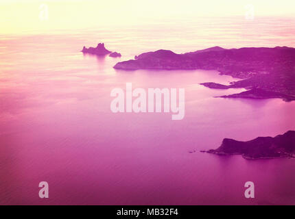 Es Verdra und Es Vedranell in den Sonnenuntergang. Berühmte Felsbrocken auf der Insel Ibiza. Sonnenaufgang oder Sonnenuntergang Szene im Sommer. Stockfoto