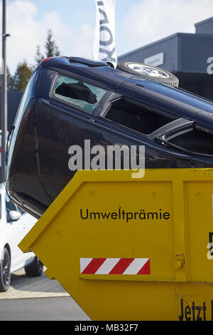 Auto in Müllcontainer, Rheinland-Pfalz, Deutschland Stockfoto