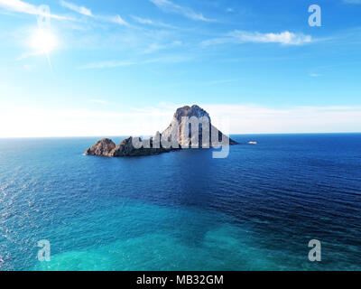 Es Vedra und Es Verdranell auf der Insel Ibiza. Berühmte Felsformation mit türkisblauem Meer und blauer Himmel. Stockfoto