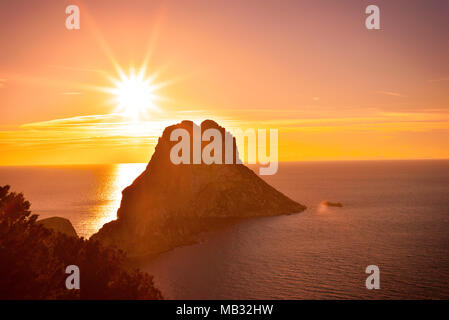 Es Verdra und Es Vedranell in den Sonnenuntergang. Berühmte Felsbrocken auf der Insel Ibiza. Sonnenaufgang oder Sonnenuntergang Szene im Sommer. Stockfoto