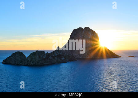Es Verdra und Es Vedranell in den Sonnenuntergang. Berühmte Felsbrocken auf der Insel Ibiza. Sonnenaufgang oder Sonnenuntergang Szene im Sommer. Stockfoto