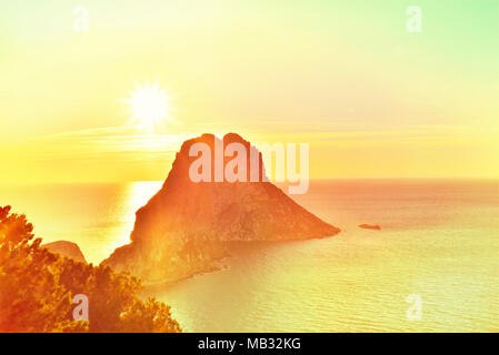 Es Verdra und Es Vedranell in den Sonnenuntergang. Berühmte Felsbrocken auf der Insel Ibiza. Sonnenaufgang oder Sonnenuntergang Szene im Sommer. Stockfoto