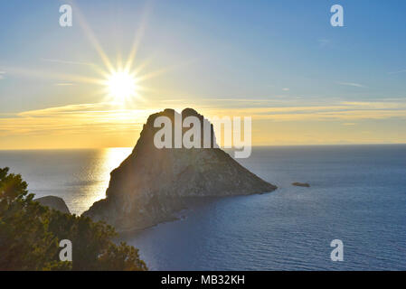 Es Verdra und Es Vedranell in den Sonnenuntergang. Berühmte Felsbrocken auf der Insel Ibiza. Sonnenaufgang oder Sonnenuntergang Szene im Sommer. Stockfoto