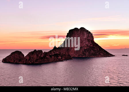 Es Verdra und Es Vedranell in den Sonnenuntergang. Berühmte Felsbrocken auf der Insel Ibiza. Sonnenaufgang oder Sonnenuntergang Szene im Sommer. Stockfoto