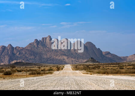 Die Spitzkoppe, Ansicht von der Straße D 3716, Erongo Region, Damaraland, Namibia Stockfoto