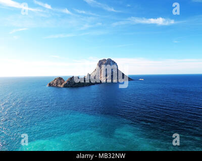 Es Vedra und Es Verdranell auf der Insel Ibiza. Berühmte Felsformation mit türkisblauem Meer und blauer Himmel. Stockfoto