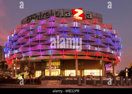 Centralplaza, beleuchtete Fassade der zentralen Plaza Shopping Center in der Dämmerung, Khon Kaen, Isan, Thailand Stockfoto