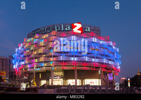 Centralplaza, beleuchtete Fassade der zentralen Plaza Shopping Center in der Dämmerung, Khon Kaen, Isan, Thailand Stockfoto