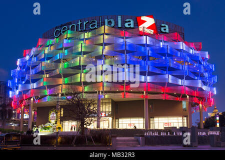 Centralplaza, beleuchtete Fassade der zentralen Plaza Shopping Center in der Dämmerung, Khon Kaen, Isan, Thailand Stockfoto