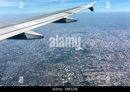 Blick aus dem Flugzeug mit Flügel auf Stadtzentrum, Luftaufnahme, Bangkok, Thailand Stockfoto