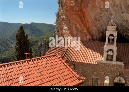 Kloster Panagia Elona/Panagias Elonis, auf einer hohen Klippe Leiste auf Mount Parnon, Kosmas, in der Nähe von Leonidio, Arcadia, Peloponnes, Griechenland, Juli gebaut. Stockfoto