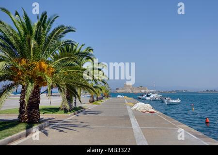 Nafplio Hafen mit Insel Bourtzi, eine venezianische Festung einst als Gefängnis genutzt, im Hintergrund, Nafplio Altstadt, Argolis, Peloponnes, Griechenland. Stockfoto